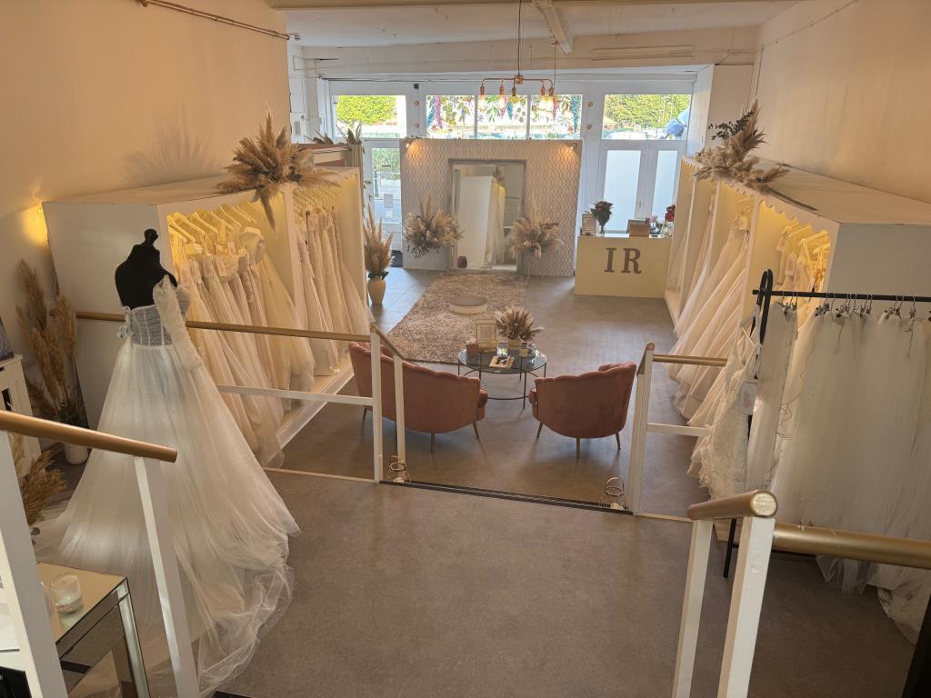 Lot: 70 - COMMERCIAL INVESTMENT AND VACANT UPPER FLOORS WITH POTENTIAL - Bridal shop - internal